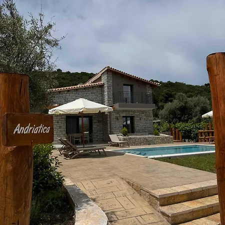 Iris Complex Vilă *